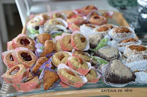 Gâteaux de fête et petits salés pour la circoncision d'Ayoub