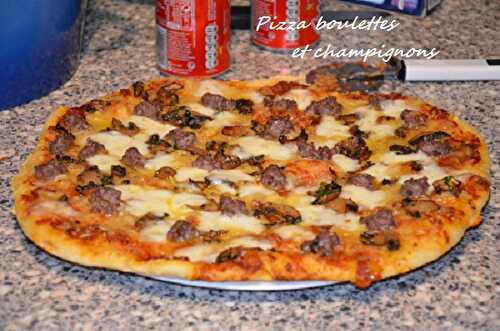 Pizza aux boulettes de viande et champignons