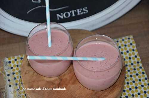 Smoothie au lait d'amande banane fraise