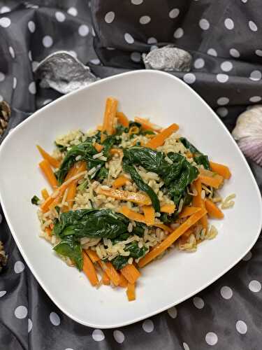 Le riz sauté aux carottes et épinards