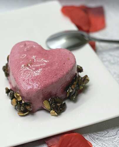 Un entremet framboise pistache et graines caramélisées
