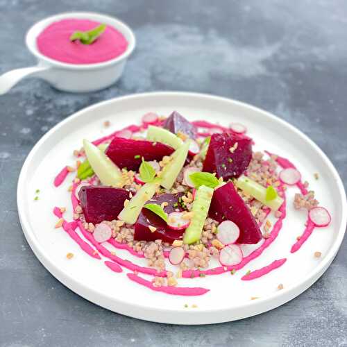 La salade rose, betteraves et houmous