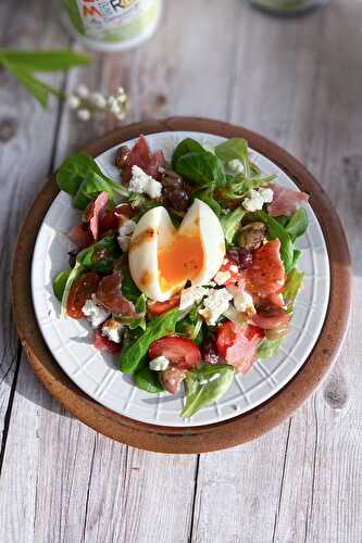 La salade estivale bacon, feta et œuf mollet