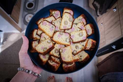 Cake cétogène aux olives et à la saucisse à l’aïl