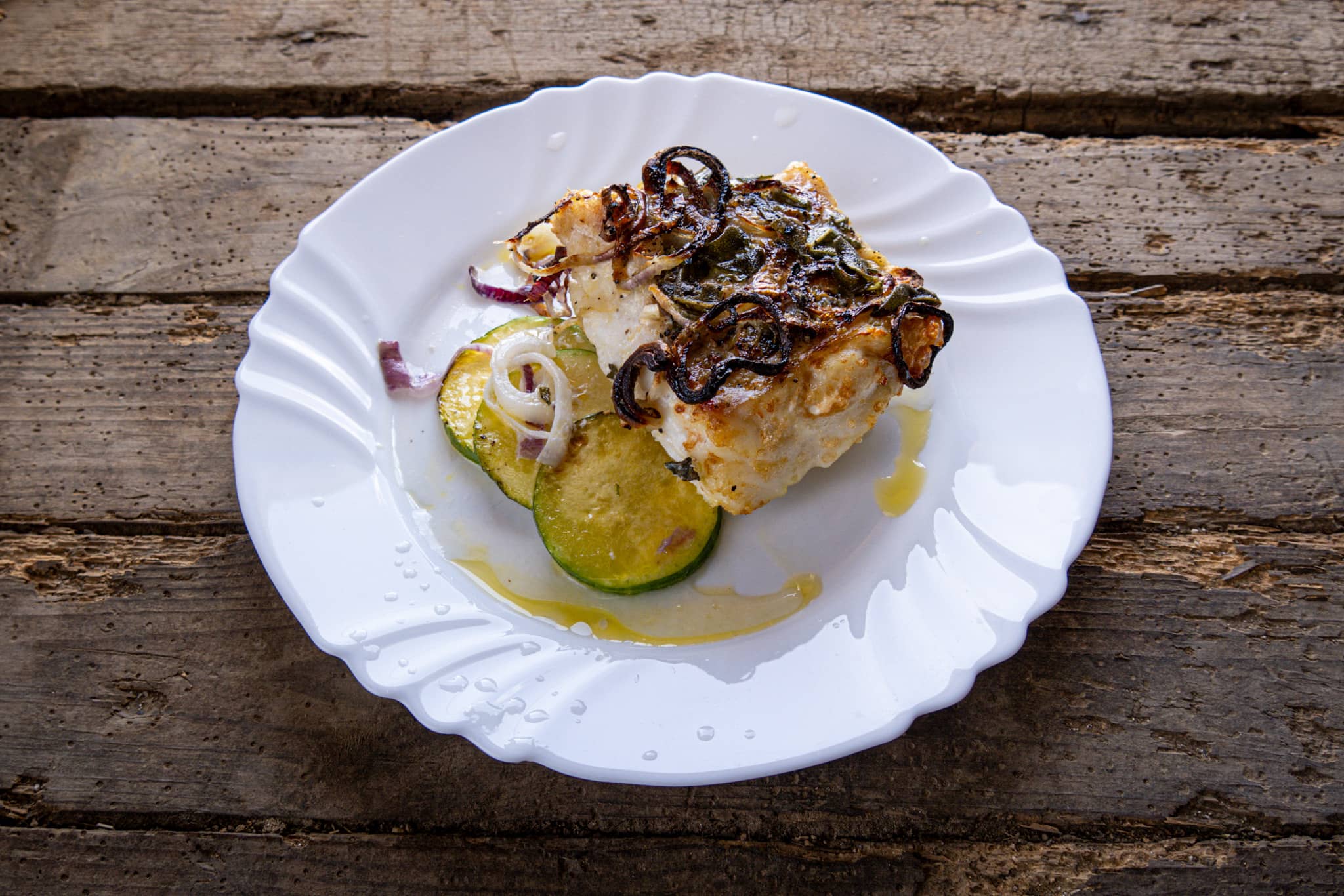 Filet de julienne à la sauge sur son lit de courgettes du jardin