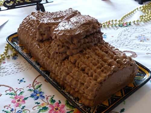 Bûche chocolat, praliné et compotée de poire à la vanille