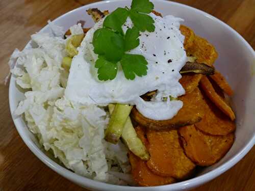 Donburi végétarien occidentalisé aux saveurs méditerranéennes (œuf poché, patate douce et courgette au four et sauce aubergine parfumée au gingembre et au cumin)