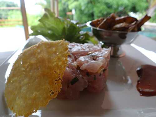 Tartare de thon au basilic et pignon et sa tuile de parmesan