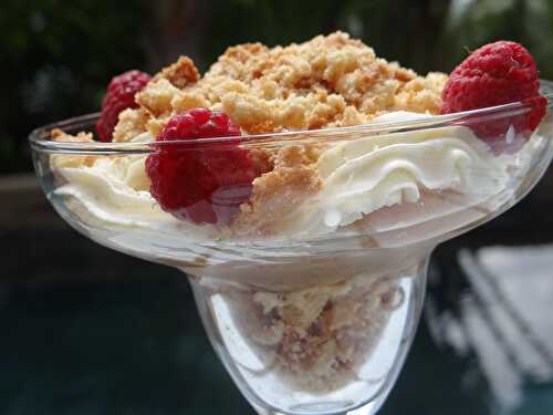 Verrine à la rhubarbe, aux framboises aux mascarpone & sablé breton