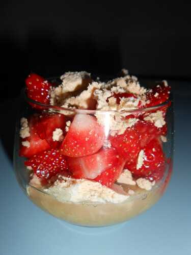 Verrine fruitée fraise, rhubarbe & meringue