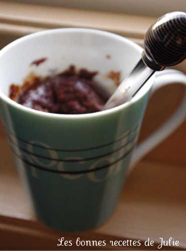 Brownie fondant coulant dans un mug - Les bonnes recettes de Julie