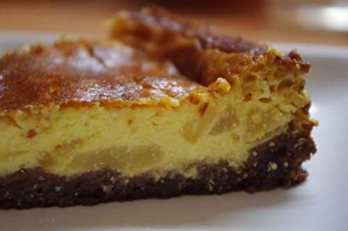 Cheesecake au chocolat blanc & aux poires, sur son lit de Roudor au chocolat - Les bonnes recettes de Julie
