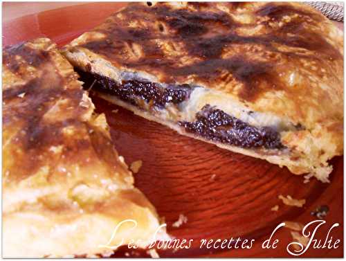 Galette des rois à la noix de coco, au chocolat et à la poire