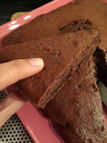 Gâteau au yaourt au chocolat, cacao amer & chunks - Les bonnes recettes de Julie