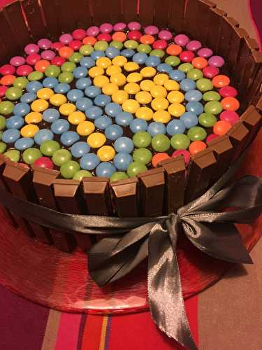 Gâteau d’anniversaire au chocolat, Kit Kat & Smarties - Les bonnes recettes de Julie