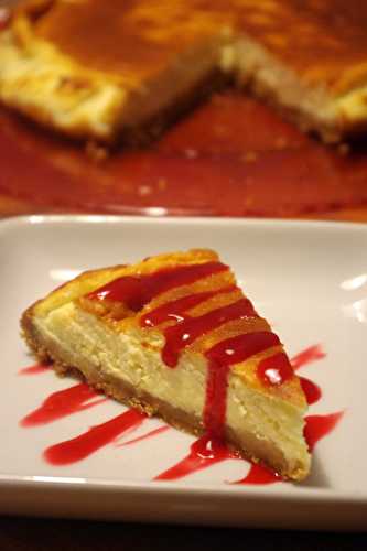 Käsekuchen, le gâteau au fromage blanc qu'on adore tous ici ! Coulis de framboises.