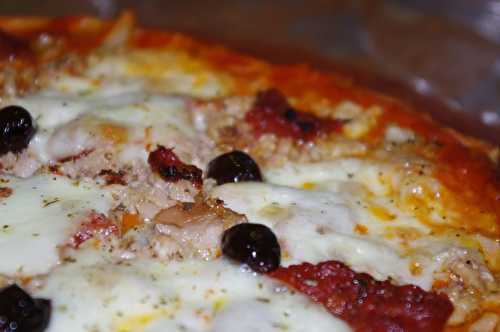 Pizza au thon, tomates confites & mozzarella