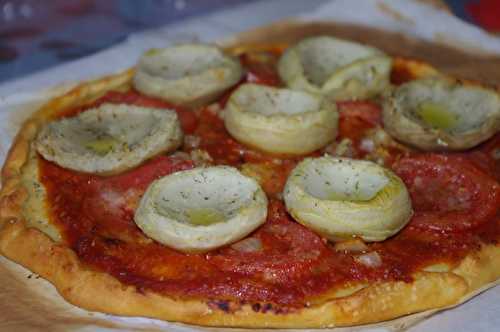 Pizza tomates/oignons/coeur d'artichauts & parmesan - Les bonnes recettes de Julie