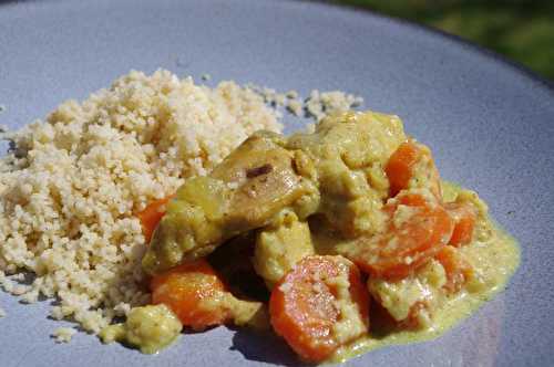 Poulet fondant à la moutarde & au curry, parfumé au cognac, carottes & aubergine