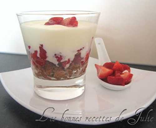 Verrines aux fraises, mousse au chocolat blanc et spéculos au sirop d'érable - Les bonnes recettes de Julie