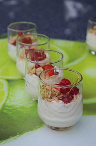 Verrines fraîches et onctueuses aux fruits rouges, yaourt à la grecque & Macarons de Joyeuse