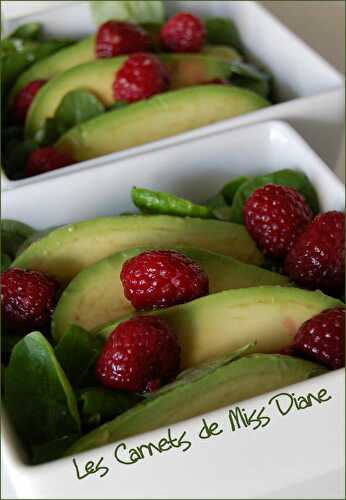 Avocats et framboises en salade