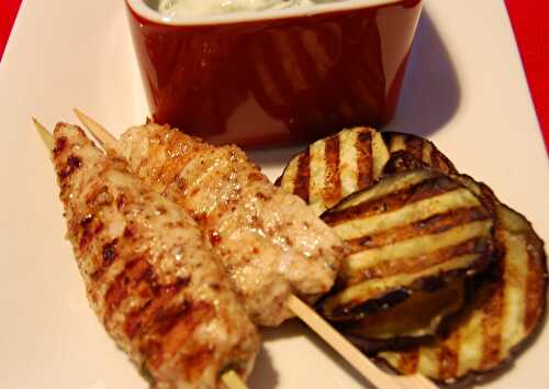 Brochettes de poulet "shish taouk" et sauce au yogourt "tzatziki", sans gluten et sans lactose