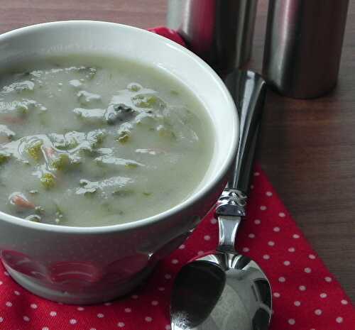 "Caldo verde" ou soupe aux pommes de terre et au chou à la portugaise