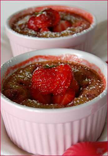 Clafoutis à la rhubarbe et aux fraises au parfum de clémentine, sans gluten et sans lactose, et vraiment délicieux