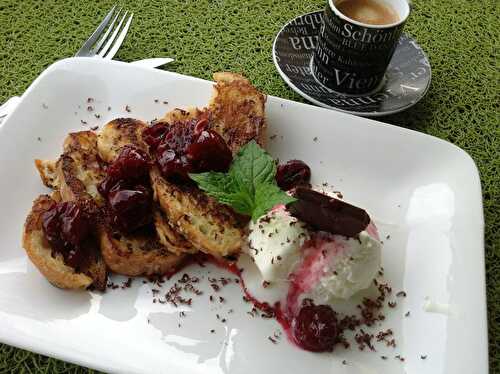 Compote de cerises au vin rosé sur pain doré, sans gluten et sans lactose