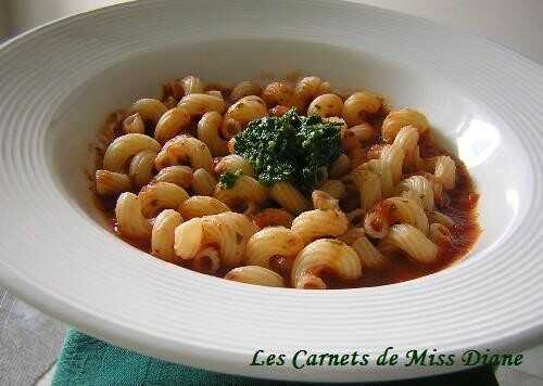 Des pâtes en sauce tomate et pesto, sans gluten et sans lactose