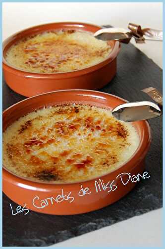 Fausse crème brûlée et flan à la vanille et à la noix de coco avec coulis d'ananas