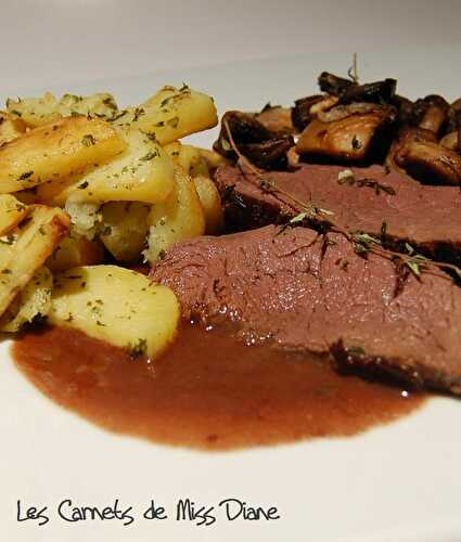 Filet mignon de wapiti, sauce à l'ail, pommes de terre sarladaises et poêlée de champignons