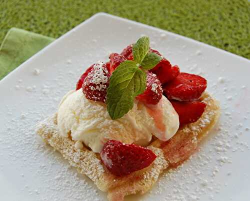 Fraises au poivre sur gaufre, sans gluten et sans lactose