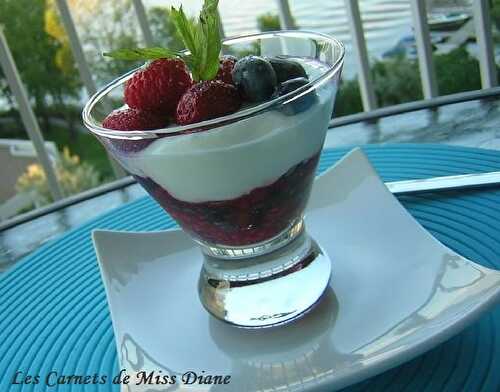 Fruits rouges à la cardamome et yogourt à la vanille, sans gluten et sans lactose