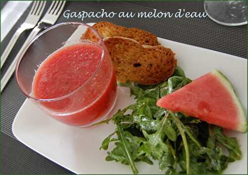 Gaspacho au melon d'eau, croûtons à l'huile d'olive et verdure balsamico
