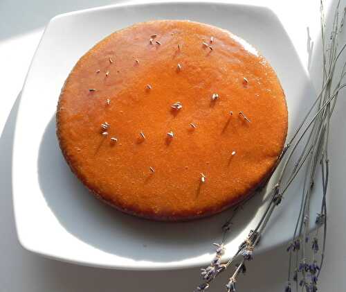 Gâteau aux amandes, parfumé à la lavande, et gelée d'abricots, sans gluten et sans lactose