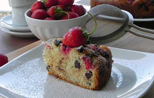 Gâteau aux fraises et aux pépites de chocolat, sans gluten et sans lactose