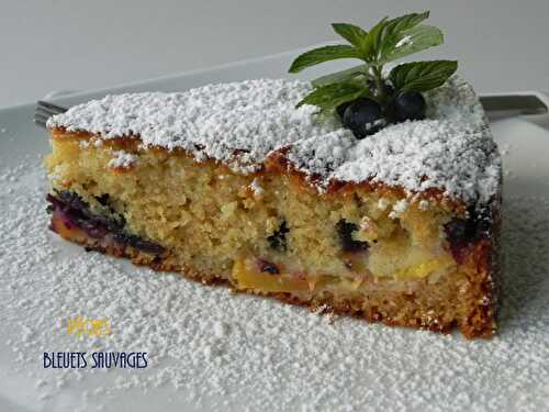 Gâteau aux pêches et aux bleuets sauvages, sans gluten et sans lactose