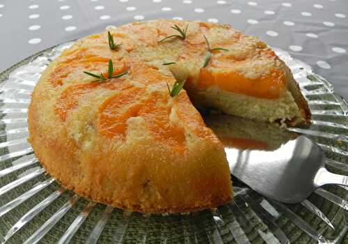 Gâteau renversé aux abricots et au romarin, sans gluten ni lactose