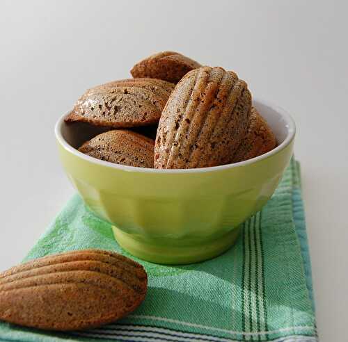 Madeleines à la farine de sarrasin et à la violette, sans gluten