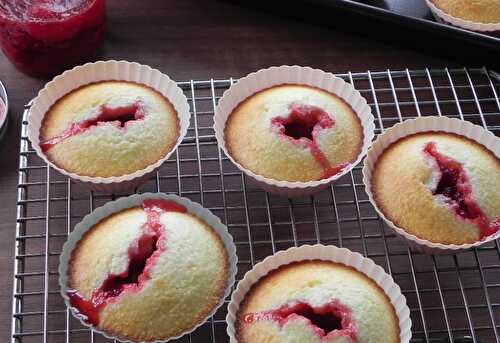 Moelleux à la noix de coco et à la confiture de fraises, sans gluten et sans lactose