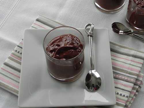 Mousse au chocolat et au jus de pois chiches, sans gluten, sans oeufs et sans lactose