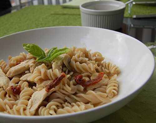 Pâtes au poulet, champignons et tomates séchées, sans gluten et sans lactose