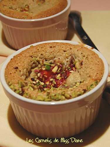 Pêches melba dans un biscuit amandes et pistaches, sans gluten