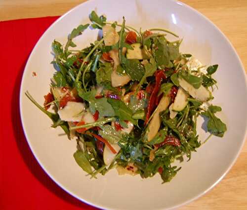 Salade de roquette ou épinards, aux poires, parmesan et chips de prosciutto, sans gluten