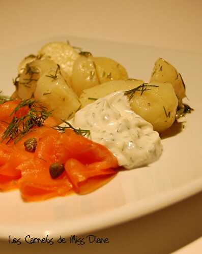 Salade tiède de pommes de terre, saumon fumé et sauce à l'aneth, sans gluten et sans lactose