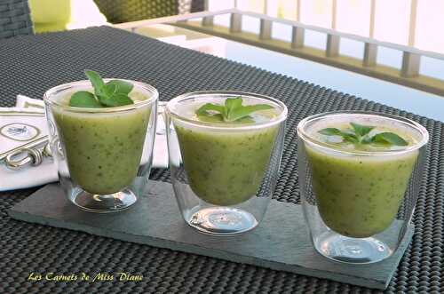 Soupe froide aux courgettes, basilic et menthe, sans gluten et sans lactose