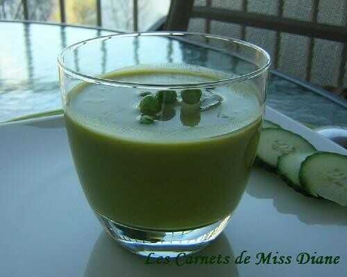 Soupe froide aux pois verts et glaçons à la menthe, sans gluten et sans lactose