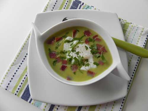 Soupe froide de pois verts et son oeuf poché, sans gluten et sans lactose